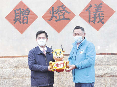 二○二一台灣燈會-金門星光節3/27開幕亮相，交通部長林佳龍贈燈金門縣，由縣長楊鎮浯代表受贈，點亮美麗金門。