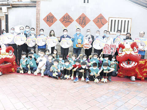 交通部長林佳龍、金門縣長楊鎮浯贈送交通部觀光局提供「活力牛」小提燈給在場的開瑄國小學童及與貴賓合影。