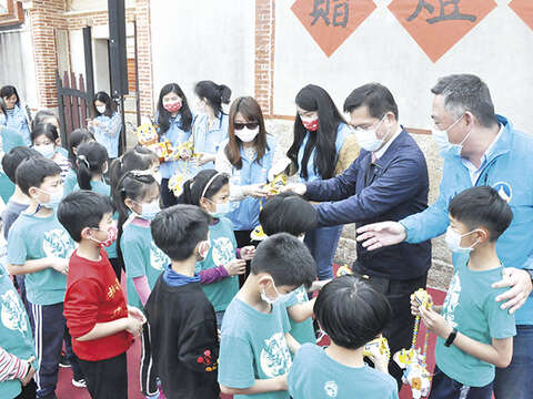 交通部長林佳龍、金門縣長楊鎮浯贈送交通部觀光局提供「活力牛」小提燈給在場的開瑄國小學童及與貴賓合影。