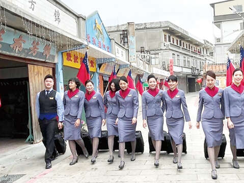 行銷金門觀光，縣府觀光處攜手業者首創「百位空姐空少遊金門」，首發團3日抵金，期藉由他們的分享，以不同角度欣賞金門之美，藉以帶來人潮及為產業創造更多附加價值。