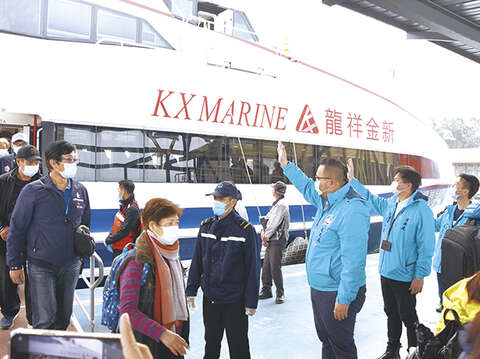 「探索夢號』今年度首航拜會金門，遊客搭乘「小三通」客船接駁上岸，縣府觀光處長丁健剛率員到場迎接。