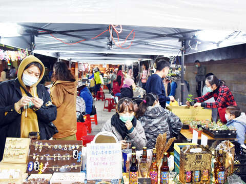 浦揪16新創市集號召特色攤商到金門擺攤，讓鄉親不用飛台灣也能買到特色商品。