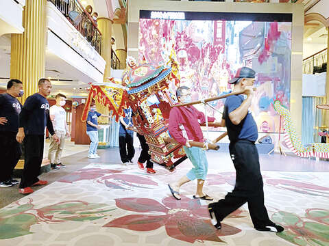 郵輪旅客在船上體驗金門最傳統的輦轎陣頭。