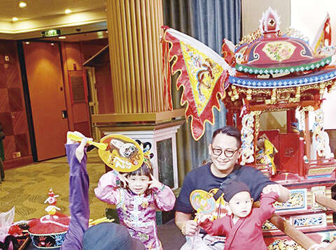 金門傳統輦轎陣頭在星夢郵輪成功吸睛，不論大人小孩都感到新奇。