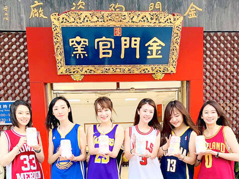 搶搭「百位空服員遊金門」風潮，金門陶瓷廠找空姐來幫忙行銷。（陶瓷廠提供）