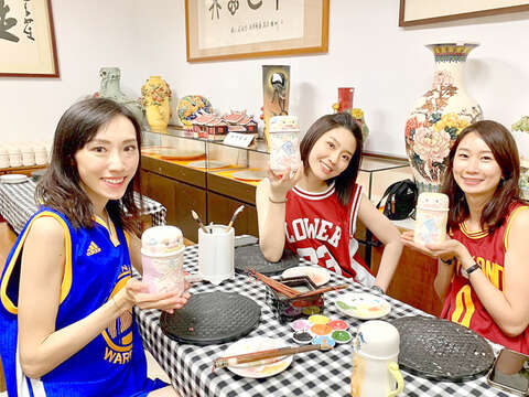 搶搭「百位空服員遊金門」風潮，金門陶瓷廠找空姐來幫忙行銷。（陶瓷廠提供）