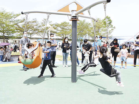 莒光共融公園啟用，許多民眾帶著孩子們迫不及待的體驗。