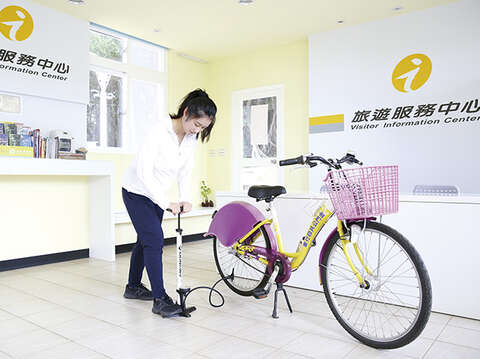 金門縣政府在16處旅遊服務中心提供打氣筒及簡易修車工具，自行車騎士於旅途中若自行車發生故障，可就近利用進行簡易維修再上路。