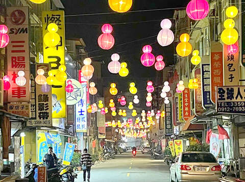 「金湖燈光節」點亮新市里商圈，吸引人潮。（陳冠霖攝）