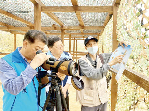 金湖鎮公所及金門國家公園於青年農莊設置迷彩的賞鳥通道及賞鳥平台，營造友善的賞鳥環境。 （金湖鎮公所提供）