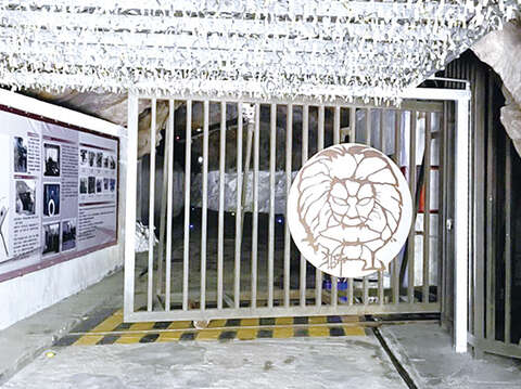 觀光處宣布全島室內景點及易群聚之導覽遊程，即日起暫停開放及解說服務。