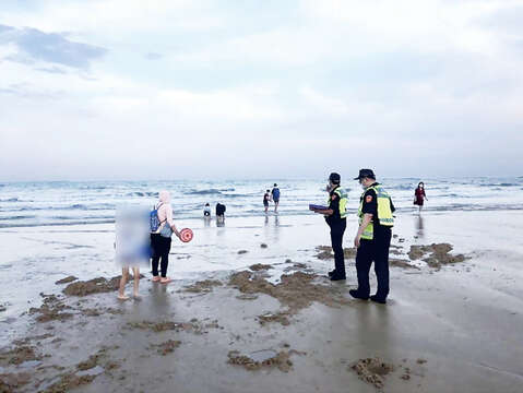 新冠肺炎疫情持續升溫，因應全國防疫提升第三級警戒，金門縣轄各水域及海域遊憩活動全面禁止，金門警方連日來也加強勸導疏散，防止民眾往各水域及海域聚集。