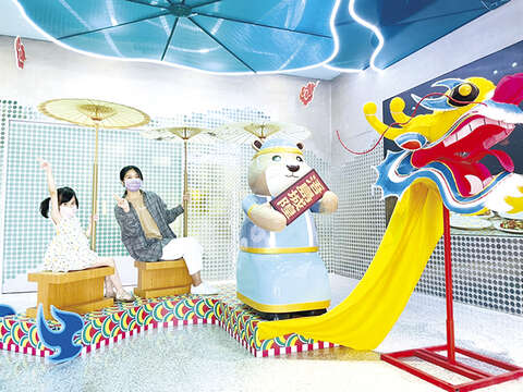 金門觀光小天使-阿特化身為「親子蜈蚣座」，成為拍照打卡亮點，吸引小朋友爭相前往與阿特合影。