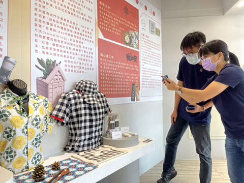 金门形象馆的「金门文创商品特展」，展出与年轻创意结合的文创商品，吸引游客参观。