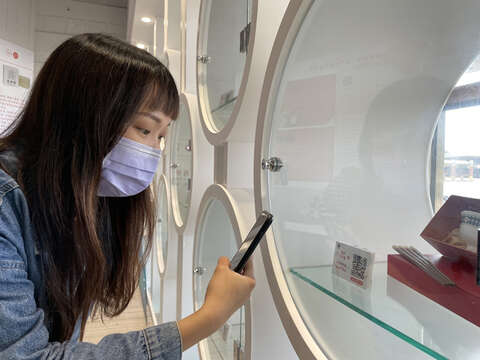 遊客只要用手機掃QR Code，就可得知展品資訊，並可線上購買。