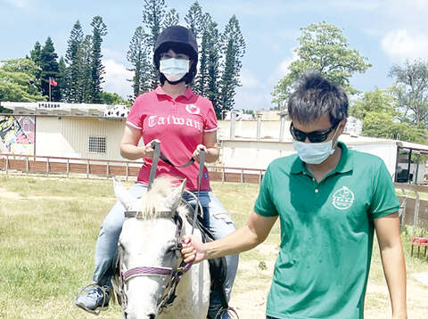 重現牧馬風光！金門縣畜產試驗所「馬匹騎乘體驗」自9月1日起於每週三、五、六、日推出，所長陳家輝、訓馬師陳德上等與團隊到場協助，傳授騎乘技術和馬匹習性等，民眾順利完成體驗並形容非常有趣。（陳麗妤攝）