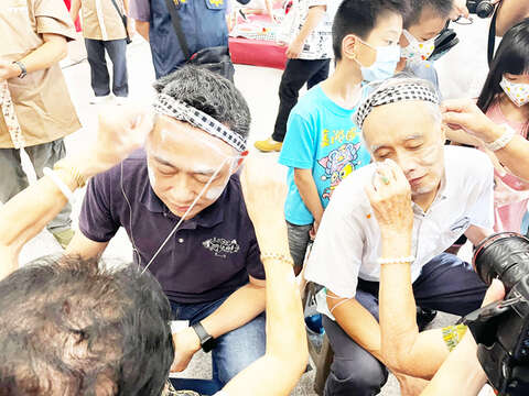 縣長楊鎮浯和文化局長許正芳體驗「挽面」。(陳冠霖攝)