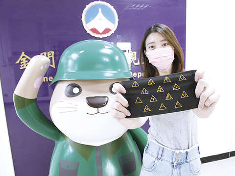 「老兵『罩』伙來」口罩套，印製各部隊三角背章，辨識度高。