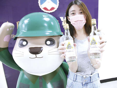 「完成任務獲好禮」的活動紀念酒一盒兩瓶，專屬「酒標」讓老兵更有歸屬感和榮譽。