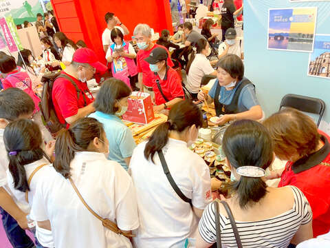 金門各項特產都來參展，展售項目非常多，想搶好康的民眾請把握這難得機會。