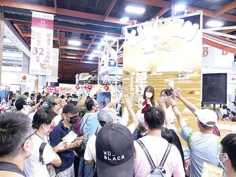 邀請的網紅-耶比來推介金門遊程、與遊客互動熱絡。（觀光處提供）