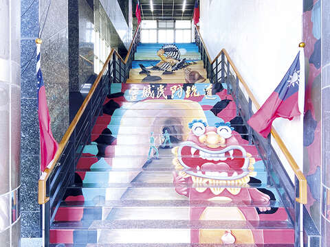 縣府觀光處邀請牧田創意彩繪工作室為金城民防坑道展示館入口處進行樓梯彩繪，並提前完工，這座彩繪樓梯藏有許多驚喜彩蛋，讓遊客以3D立體感的視覺感受多元面貌的金門在地元素。（縣府觀光處提供）