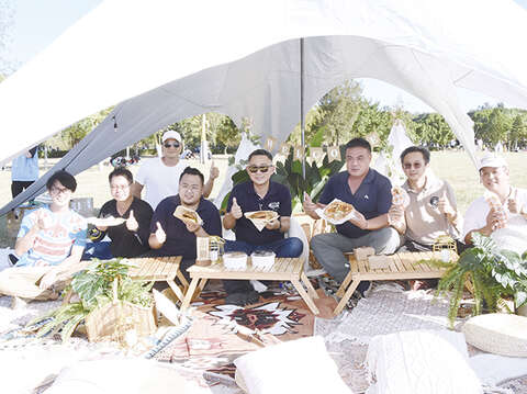 〈金門湖畔野FUN市集〉在風光明媚的莒光湖大草地舉行，豐富多樣的攤位吸引鄉親和遊客到訪，現場也有藝人演唱，縣長楊鎮浯昨（10）日下午來到現場，與民眾一起玩快閃擲骰子活動，也走訪各攤位以及各休息區，向商家、民眾問好致意。（莊煥寧攝）1