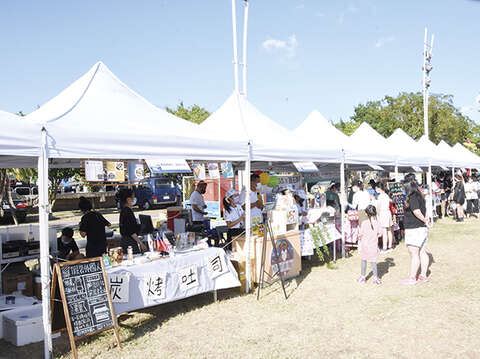 〈金門湖畔野FUN市集〉在風光明媚的莒光湖大草地舉行，豐富多樣的攤位吸引鄉親和遊客到訪，現場也有藝人演唱，縣長楊鎮浯昨（10）日下午來到現場，與民眾一起玩快閃擲骰子活動，也走訪各攤位以及各休息區，向商家、民眾問好致意。（莊煥寧攝）3