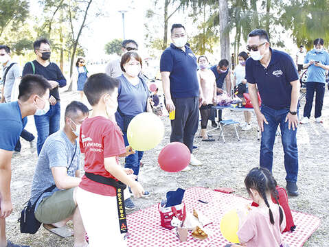 〈金門湖畔野FUN市集〉在風光明媚的莒光湖大草地舉行，豐富多樣的攤位吸引鄉親和遊客到訪，現場也有藝人演唱，縣長楊鎮浯昨（10）日下午來到現場，與民眾一起玩快閃擲骰子活動，也走訪各攤位以及各休息區，向商家、民眾問好致意。（莊煥寧攝）2