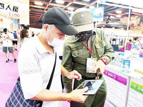 縣府邀請穿著草綠服的正港金門老兵志工協助宣傳「金門老兵召集令」活動，搶攻老兵市場。（縣府觀光處提供）