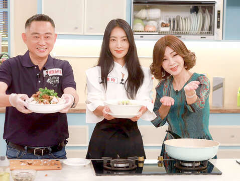 楊鎮浯縣長受邀參與「美鳳有約」節目錄影，與吳速玲一同宣傳烈嶼芋頭及金門特產。（擷自躍動金門-楊鎮浯臉書）