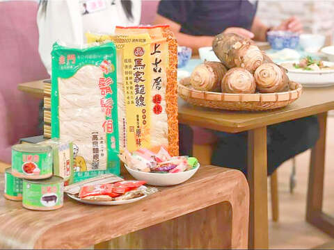 楊鎮浯縣長受邀參與「美鳳有約」節目錄影，與吳速玲一同宣傳烈嶼芋頭及金門特產。（擷自躍動金門-楊鎮浯臉書）1