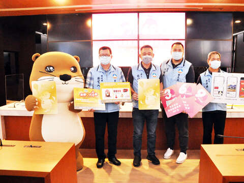 金門縣長楊鎮浯率觀光處長丁健剛、建設處長陳祥麟、金酒總經理楊駕人於昨召開「2021金門369來金旅遊送振興券、抽金牌」活動記者會，宣示全力拚消費，全力拚觀光，全力帶動景氣，全力贏下一個後疫情時代。（楊水詠攝）