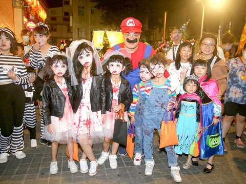 因應疫情發展，金城鎮公所今年萬聖節活動將改變活動型態，邀請大小朋友於10月30日晚間裝扮搞鬼，拍照上傳臉書或IG，就可獲得搗蛋提袋。（金城鎮公所提供）