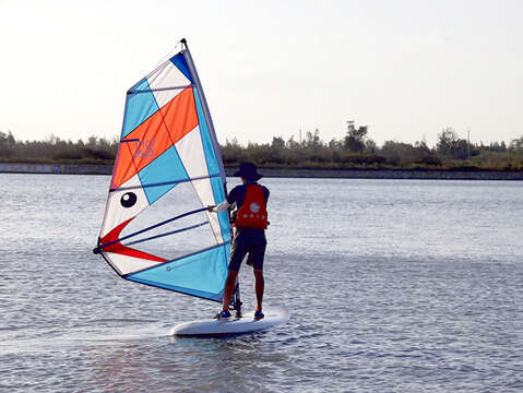 銘傳大學金門分部「金門海上樂園」各項設施深受歡迎，八大電視「世界第一等」主持人小剛、飛行嘉賓王晴蒞金錄製節目並親身體驗，也與學生競賽交流，希望透過節目介紹傳播為金門特色觀光加分。（銘傳金門分部提供）