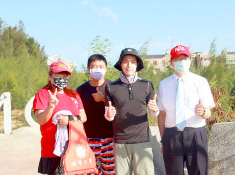 銘傳大學金門分部「金門海上樂園」各項設施深受歡迎，八大電視「世界第一等」主持人小剛、飛行嘉賓王晴蒞金錄製節目並親身體驗，也與學生競賽交流，希望透過節目介紹傳播為金門特色觀光加分。（銘傳金門分部提供）1