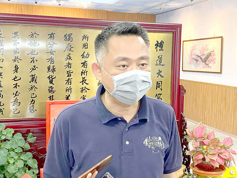 县长杨镇浯受访宣布暂停金门机场到站快筛。