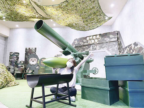 「2021金門老兵召集令」活動今日開跑，縣府配合在尚義機場金門形象館打造主題情境特展，用濃濃的戰地風味迎接老戰士重返英雄島。1（縣府觀光處提供）