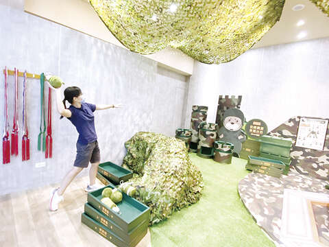 「2021金門老兵召集令」活動今日開跑，縣府配合在尚義機場金門形象館打造主題情境特展，用濃濃的戰地風味迎接老戰士重返英雄島。2（縣府觀光處提供）