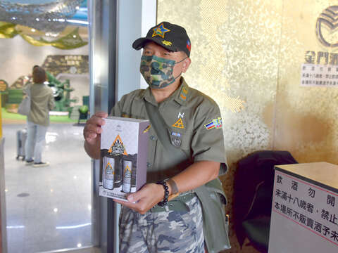 回金門的老兵領到專屬紀念酒。（陳冠霖攝）