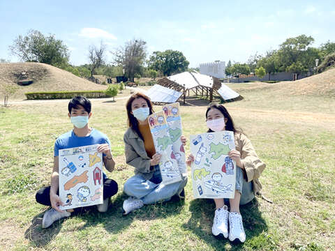 民眾只要與藝術品拍照並標註「金色寧境金門海洋藝術季」上傳社群並分享，即可獲得「麻吉貓遊金門創意壁貼」。