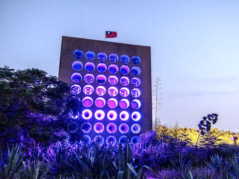 地景藝術「播音牆-風之形」以「聲音的凝結體」為概念，幻化成詩性的藝術品，令人驚豔。