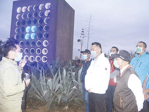 楊鎮浯縣長與來賓搭車觀賞藝術裝置「播音牆│風之形」，並聽取藝術家解說其創意改裝想法。