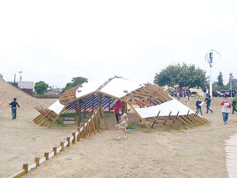 古寧頭和平園區內展出的裝置藝術，吸引大小朋友前來拍照。