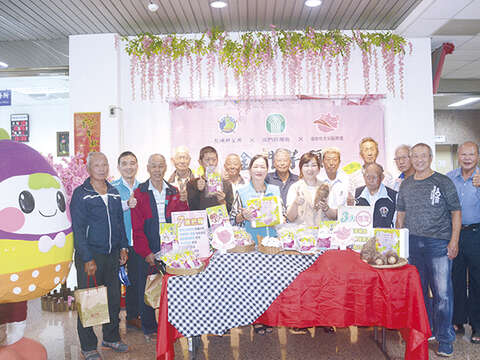 來賓和農友共同嚐鮮，豎起大拇指稱讚不已。（高凡淳攝）