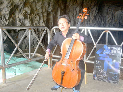 張正傑在翟山坑道現場演奏。（許加泰攝）