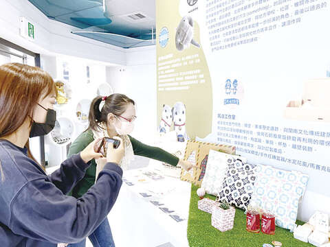 形象館的每項展品旁皆有設計說明，包括產品規格、材質、使用說明及價格等，並附有QR Code。（縣府觀光處提供）