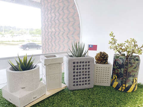 金門地標水泥盆器，透過3D列印技術製成水泥盆器，可以看到縮小版的金門知名景點。（縣府觀光處提供）