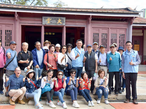 「金門369」預計將發出6萬6千份的300元金門振興券和酒精，最後還能參與純金金牌抽獎。活動首日，帶到總兵署參觀的旅行團，整團旅客高興的與縣長楊鎮浯合影。（詹宗翰攝）