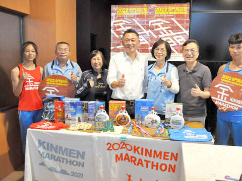 金門縣長楊鎮浯與體育會理事長唐麗輝、教育處代理處長黃雅芬等人舉行記者會。（楊水詠攝）